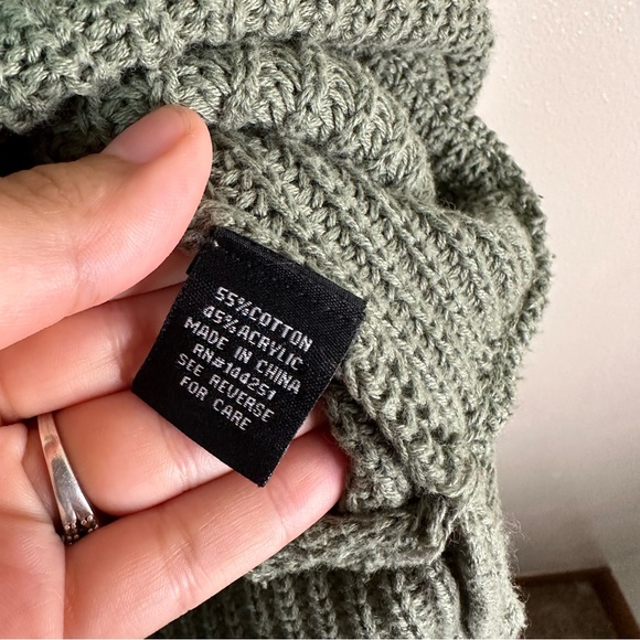 Moon & Madison Green Open V Neck Sweater Size Medium - Picture 6 of 7